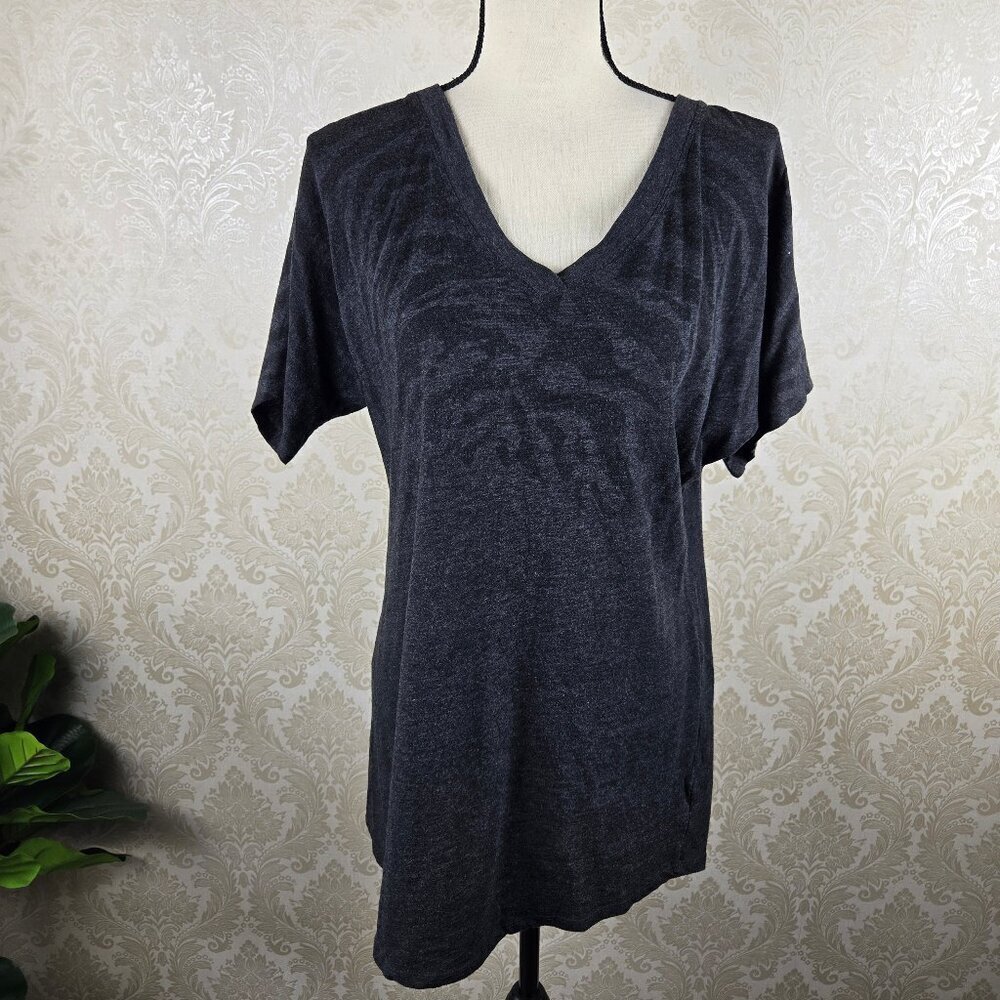 New York & Co Size Medium Gray Animal Print Tshirt Vneck Short Sleeves